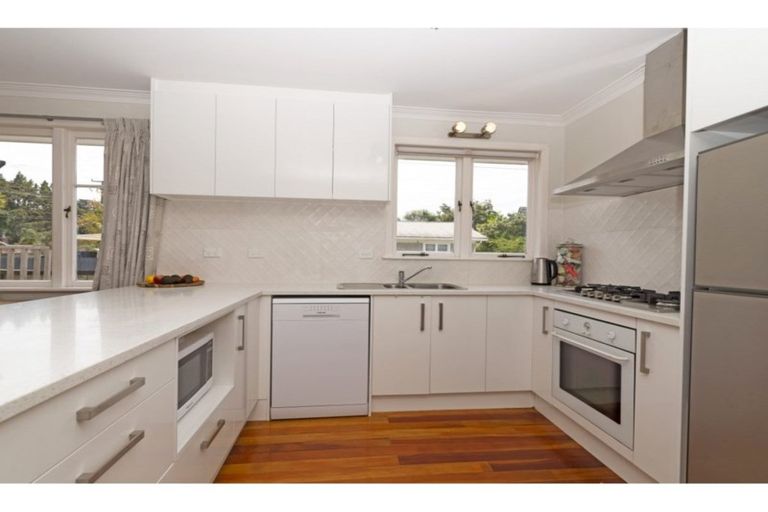 Photo of property in 14 Birdwood Road, Swanson, Auckland, 0612