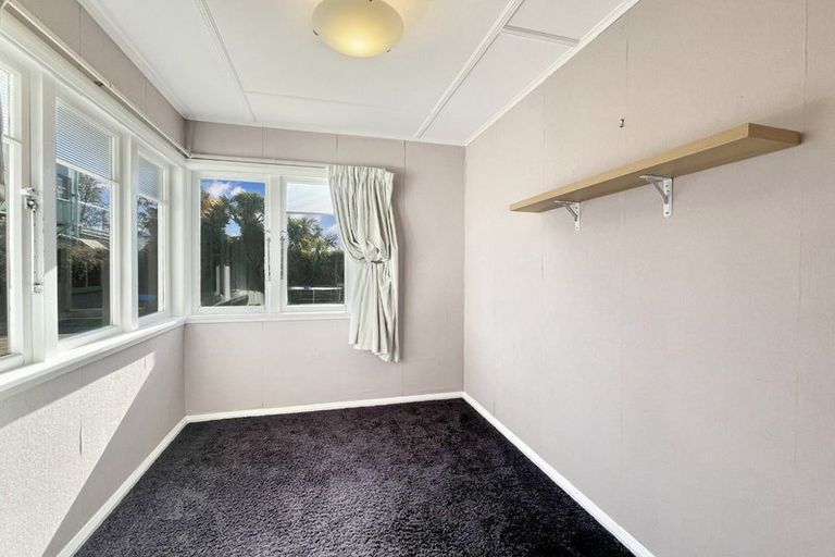 Photo of property in 5 Featherston Street, Takaro, Palmerston North, 4412