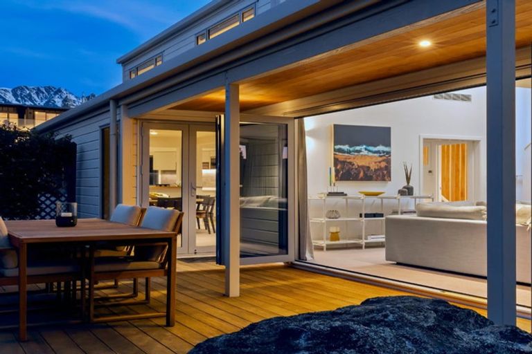 Photo of property in 5 Cedar Drive, Kelvin Heights, Queenstown, 9300
