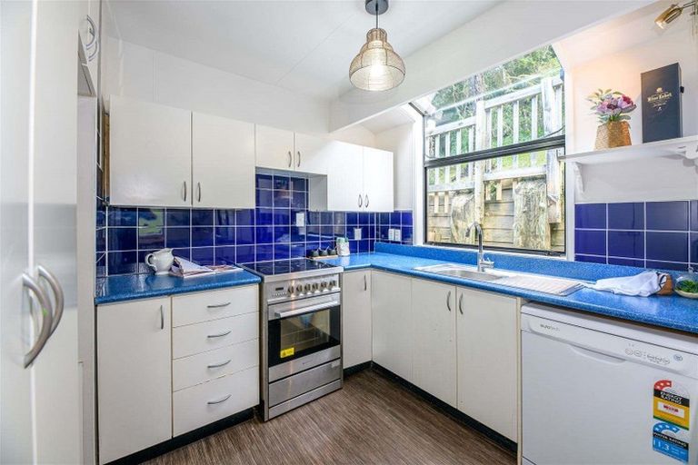 Photo of property in 1/8 Heatherleigh Rise, Northcross, Auckland, 0632