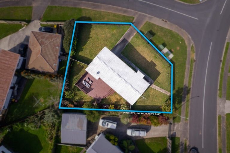 Photo of property in 5 Elizabeth Drive, West Harbour, Auckland, 0618