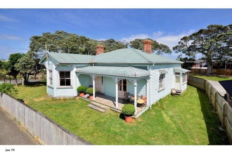 Photo of property in 5 Sampson Lane, Northcote, Auckland, 0627