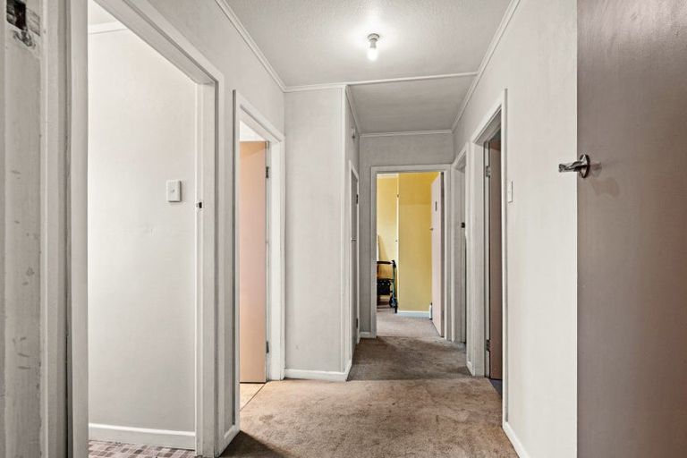 Photo of property in 96 Omata Road, Marfell, New Plymouth, 4310