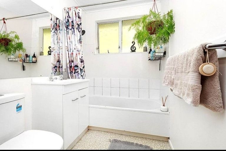 Photo of property in 2/15a Glen Road, Stokes Valley, Lower Hutt, 5019