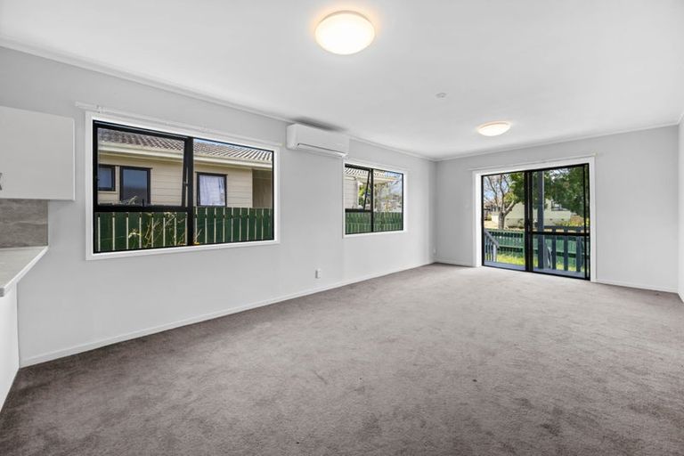 Photo of property in 2/15 Secretariat Place, Randwick Park, Auckland, 2105