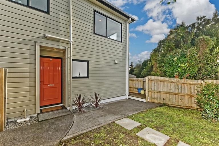 Photo of property in 1/5 Kilham Avenue, Northcote, Auckland, 0627