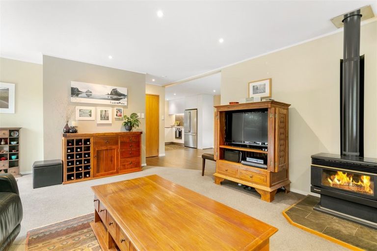 Photo of property in 24 Rimu Road, Oratia, Auckland, 0604