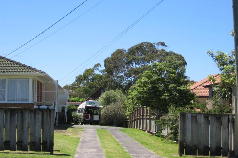 Photo of property in 2/11 Dallinghoe Crescent, Milford, Auckland, 0620