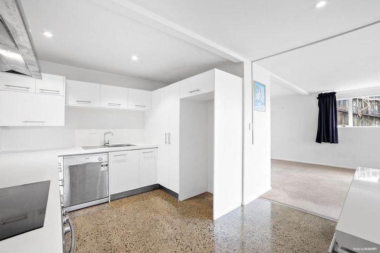 Photo of property in 1a Highgrove Lane, Totara Vale, Auckland, 0632