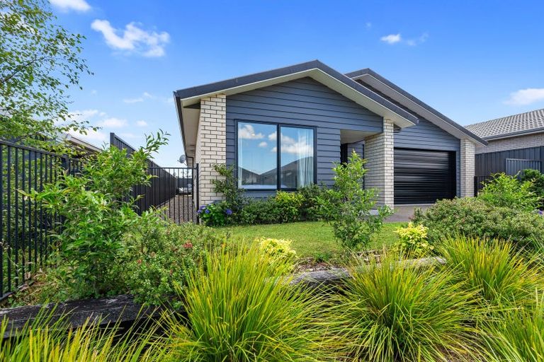 Photo of property in 16 Pioneer Crescent, Omokoroa, 3114