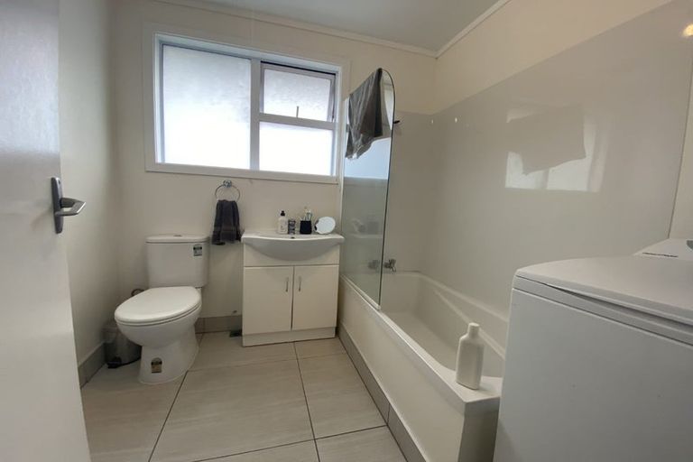 Photo of property in 3/12 Stewart Drive, Newlands, Wellington, 6037