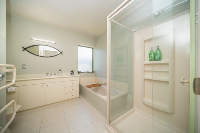 Photo of property in 5 Abby Road, Fitzherbert, Palmerston North, 4410