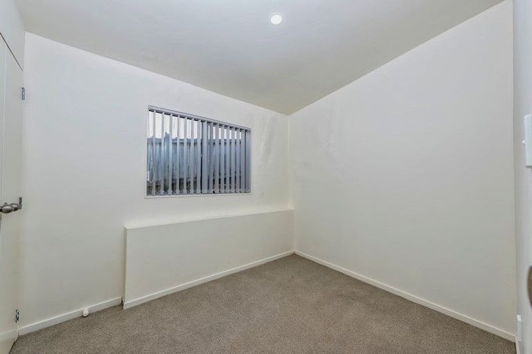 Photo of property in 2 Doone Place, Massey, Auckland, 0614