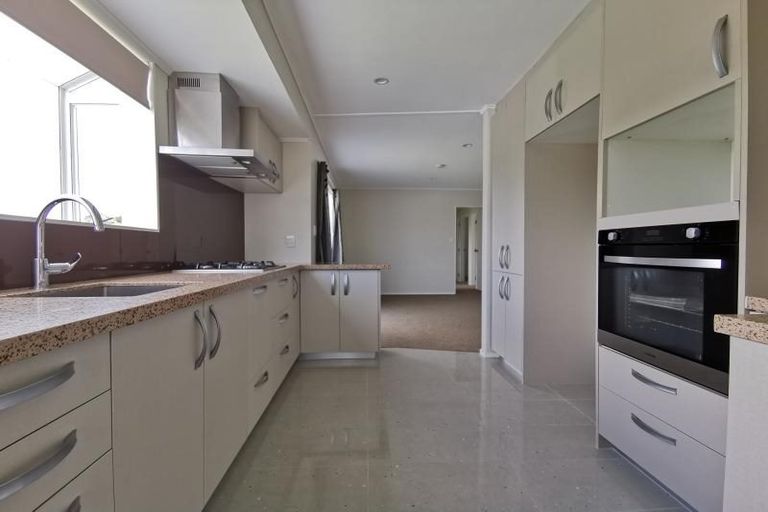 Photo of property in 12 Evesham Place, Newlands, Wellington, 6037