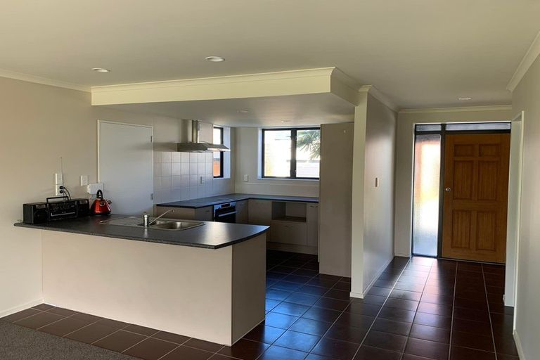Photo of property in 16 Secoia Crescent, Mangere, Auckland, 2022
