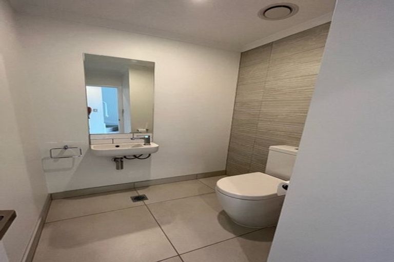 Photo of property in 18 Hobsonville Point Road, Hobsonville, Auckland, 0616