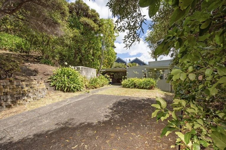 Photo of property in 42 Rayner Road, Piha, 0772