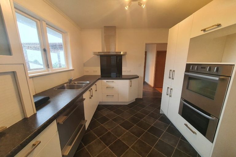 Photo of property in 12 Cron Avenue, Te Atatu South, Auckland, 0610