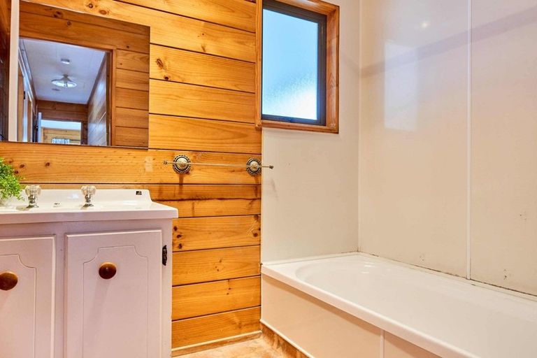 Photo of property in 27a Mana Esplanade, Paremata, Porirua, 5026