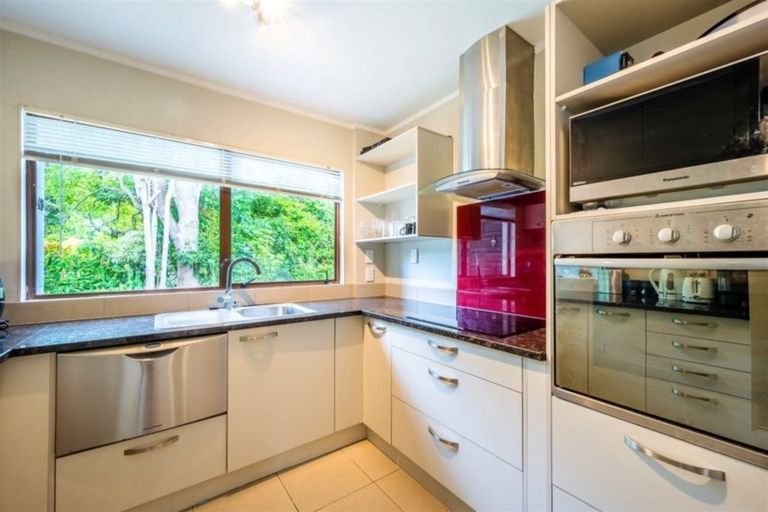 Photo of property in 2/43 Ravenwood Drive, Forrest Hill, Auckland, 0620