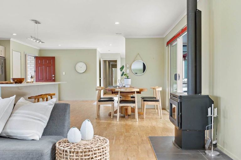 Photo of property in 24 Gavinike Place, Waimauku, 0812