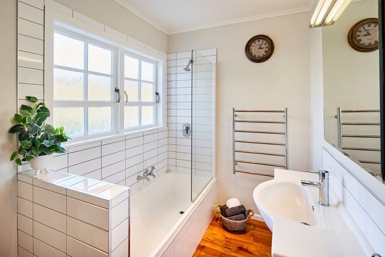 Photo of property in 1 Ecclesfield Grove, Silverstream, Upper Hutt, 5019