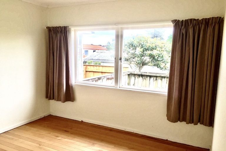Photo of property in 136 Onewa Road, Northcote, Auckland, 0627