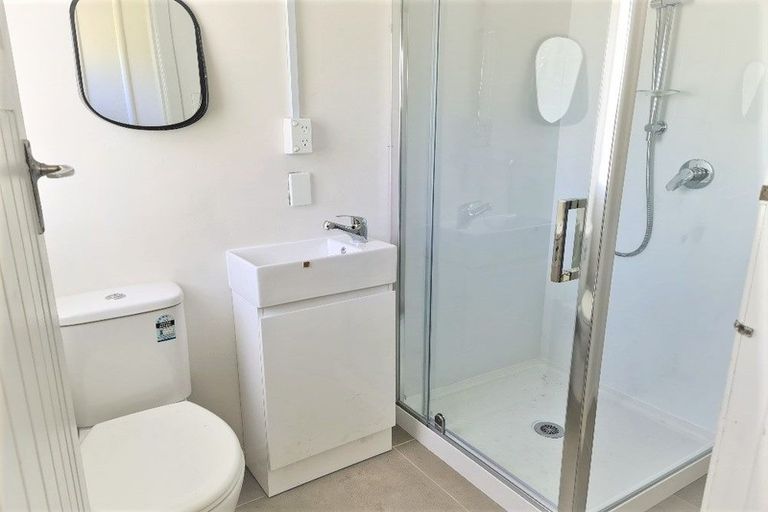 Photo of property in 11 Heath Avenue, Northcote, Auckland, 0627