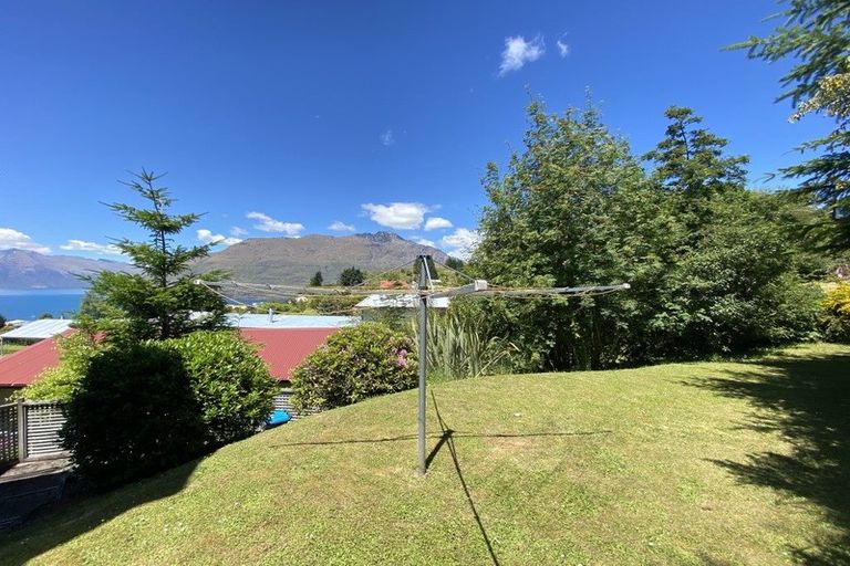 Photo of property in 32 Avalon Crescent, Fernhill, Queenstown, 9300