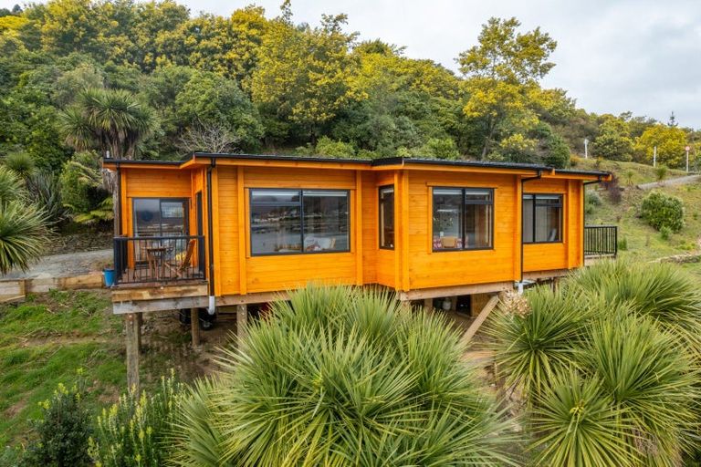 Photo of property in 127 Queen Charlotte Drive, Havelock, Picton, 7281