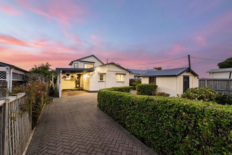 Photo of property in 76 Bayview Road, Paremata, Porirua, 5024