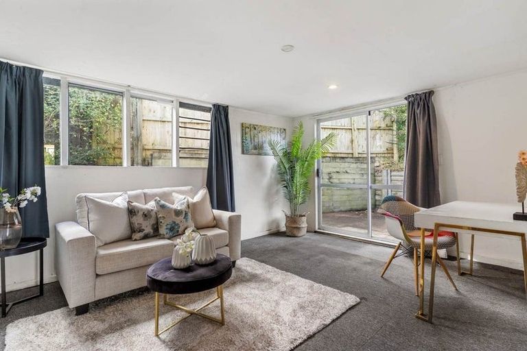 Photo of property in 9 Glucina Place, Glen Eden, Auckland, 0602