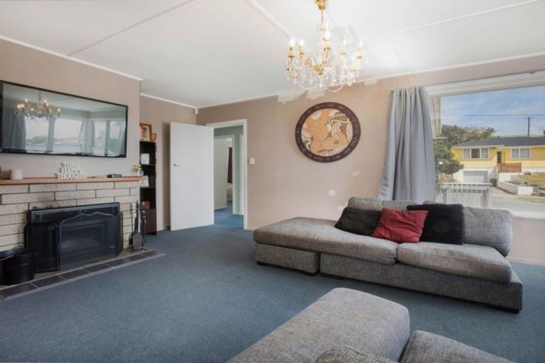 Photo of property in 124 Driver Crescent, Cannons Creek, Porirua, 5024