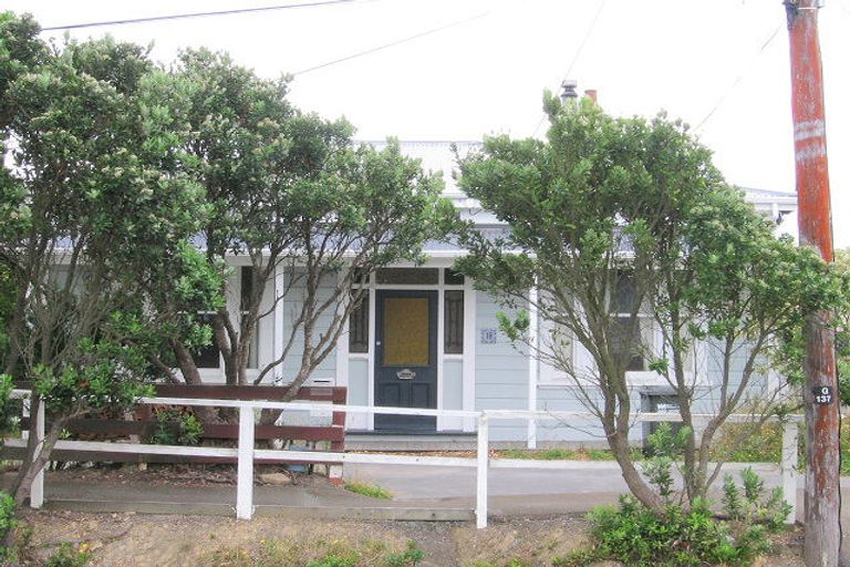 Photo of property in 18 Mills Road, Brooklyn, Wellington, 6021