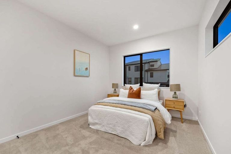 Photo of property in 32 Parkmore Drive, Rosehill, Papakura, 2113