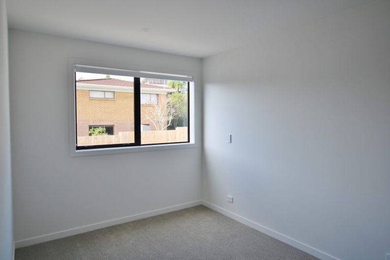 Photo of property in 3/35 Garadice Road, Rothesay Bay, Auckland, 0630