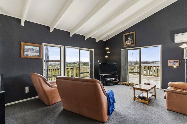 Photo of property in 1/15 Gwenand Place, Botany Downs, Auckland, 2010