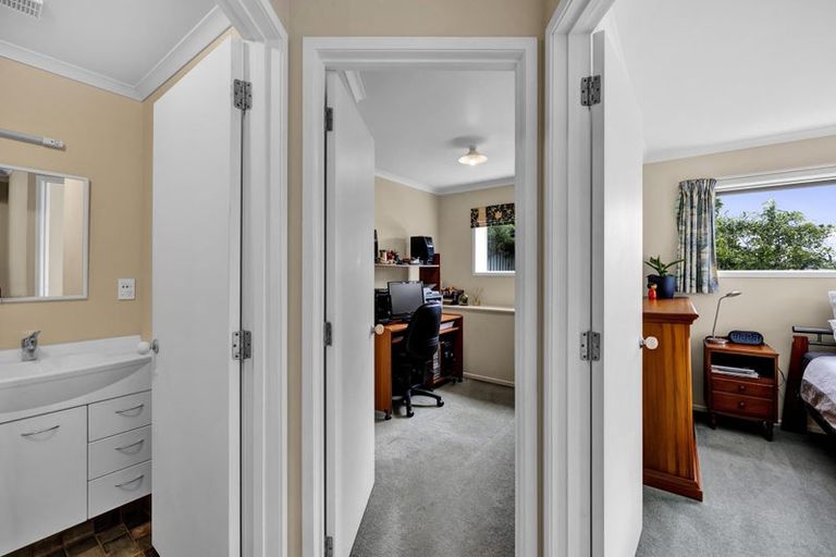 Photo of property in 14 Montana Place, Merrilands, New Plymouth, 4312