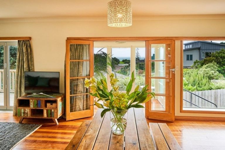 Photo of property in 11 View Road, Titahi Bay, Porirua, 5022