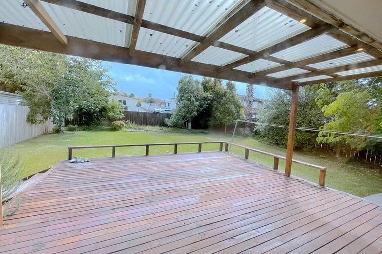 Photo of property in 18 Coniston Avenue, Te Atatu South, Auckland, 0610