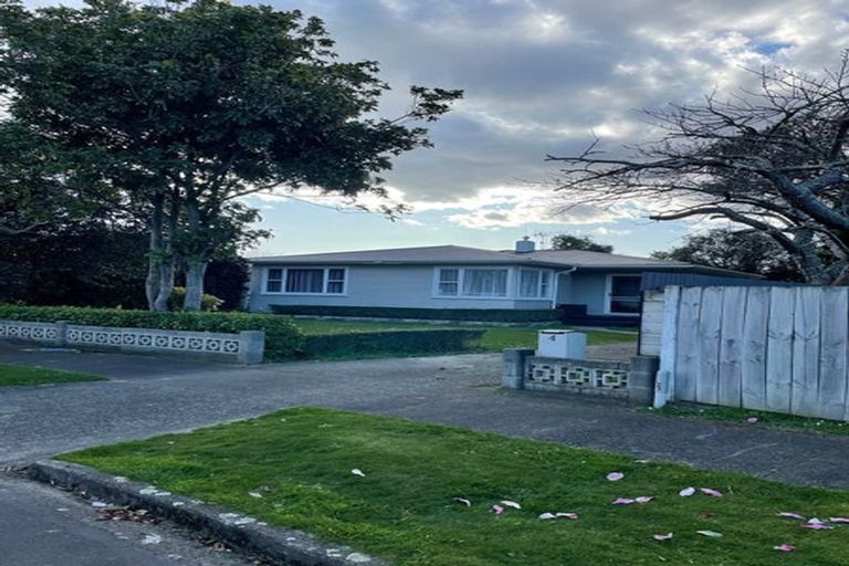 Photo of property in 4 Dorset Crescent, Hokowhitu, Palmerston North, 4410