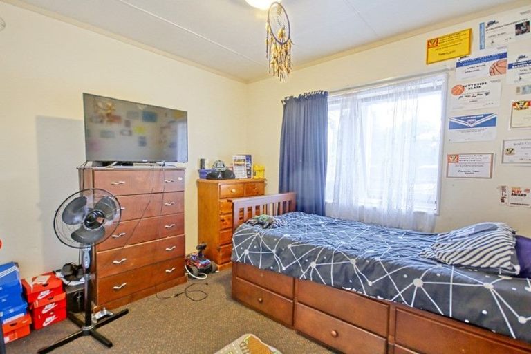 Photo of property in 28 Dungarvon Place, Clendon Park, Auckland, 2103