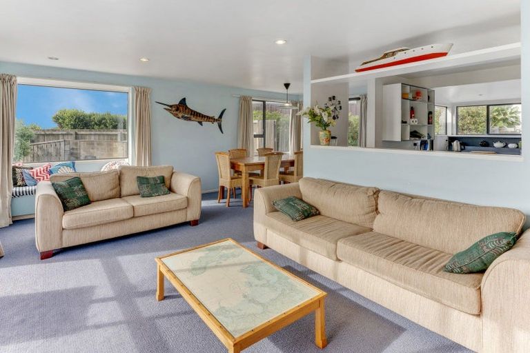 Photo of property in 17 Oratia Street, Waikanae Beach, Waikanae, 5036