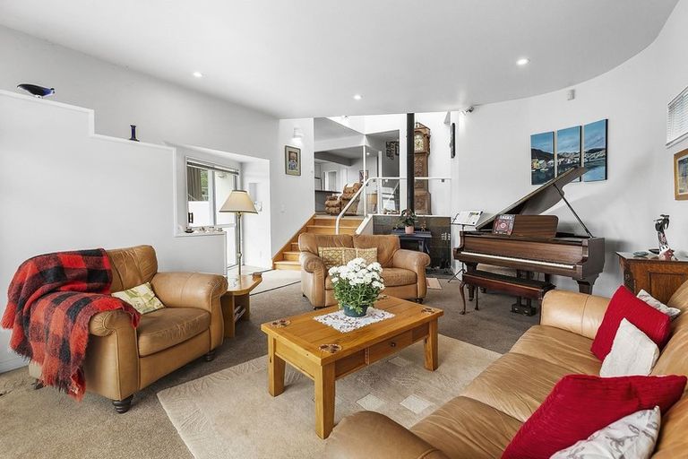 Photo of property in 32 Paremata Crescent, Paremata, Porirua, 5024