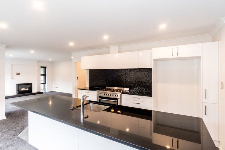 Photo of property in 1 Tower Place, Fitzherbert, Palmerston North, 4410