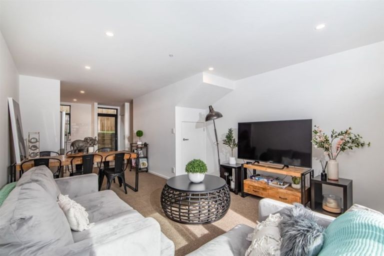 Photo of property in 3/15 Chivalry Road, Glenfield, Auckland, 0629