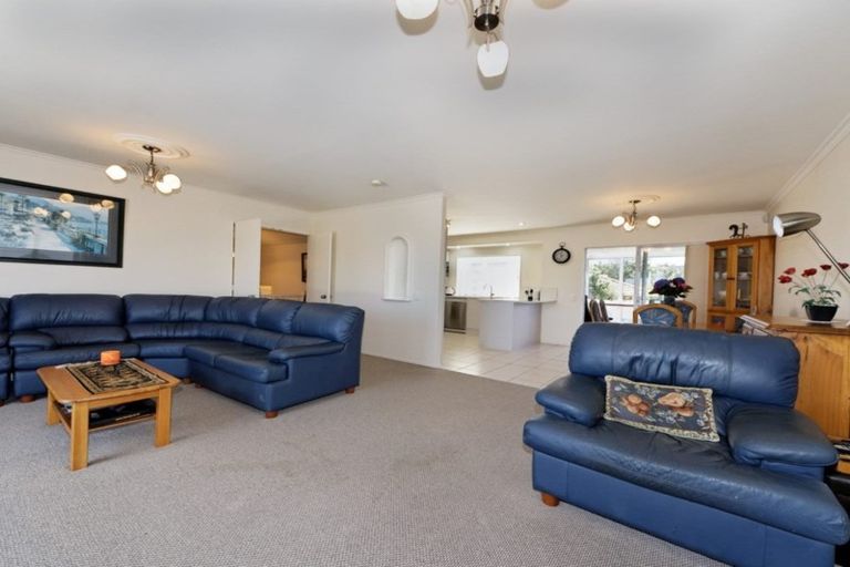 Photo of property in 1/62 Whiting Grove, West Harbour, Auckland, 0618