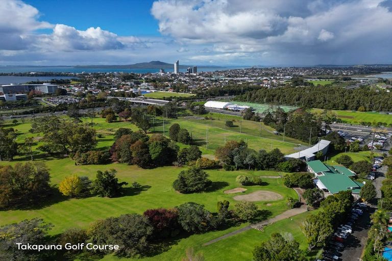 Photo of property in 4 Kerrymaria Place, Hillcrest, Auckland, 0627