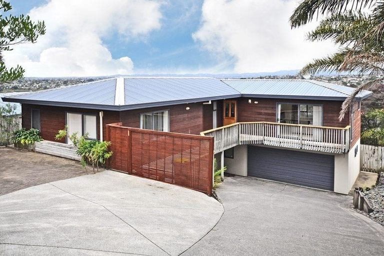 Photo of property in 121 Luckens Road, West Harbour, Auckland, 0618