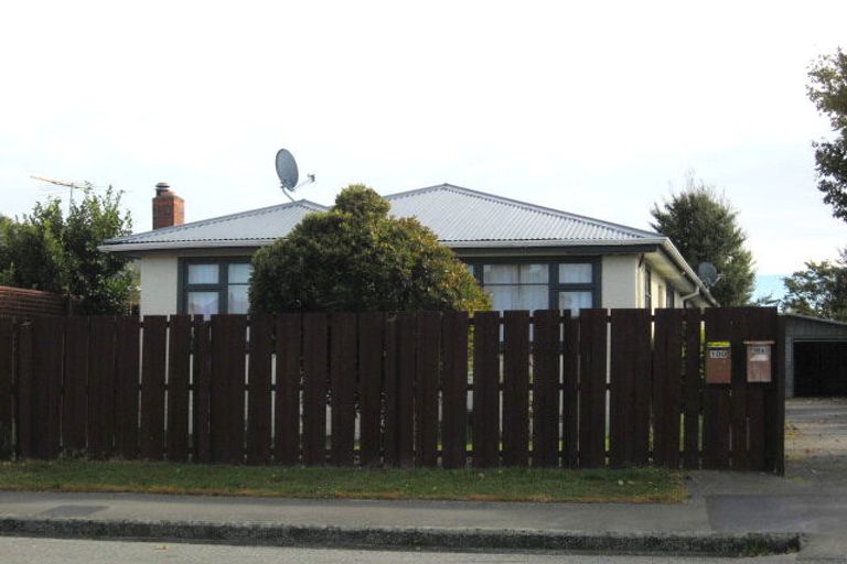 Photo of property in 100 Middlepark Road, Sockburn, Christchurch, 8042